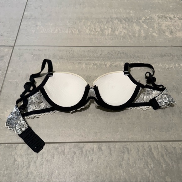 Victoria's Secret Cream & Black Lace Trimmed Bra w/ Bow & Adjustable Straps 32A - Picture 2 of 3